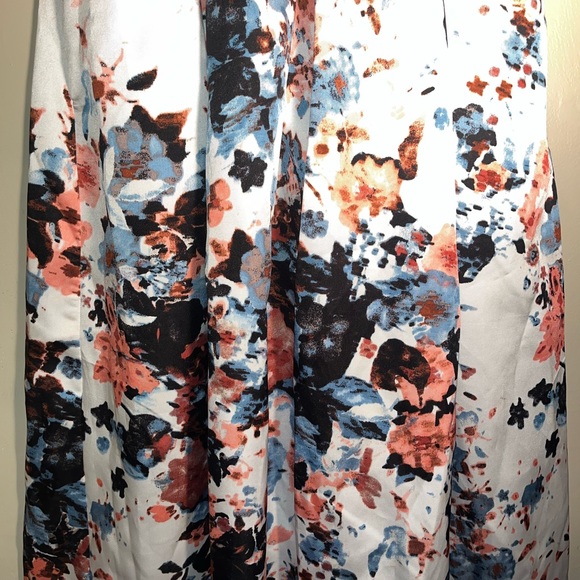 Preloved R&M Collection Evening Maxi Dress with a Lovely Abstract Floral Pattern - Picture 4 of 7